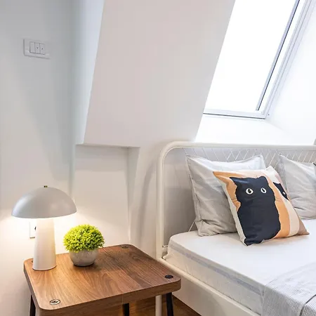 Modern Bright Studio-free Private Parking-fast Wi-fi *