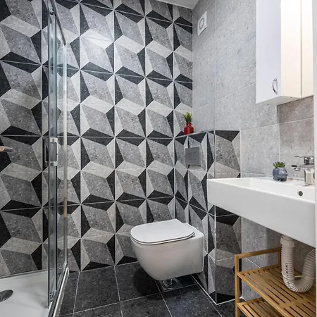 Modern Bright Studio-free Private Parking-fast Wi-fi Διαμέρισμα *