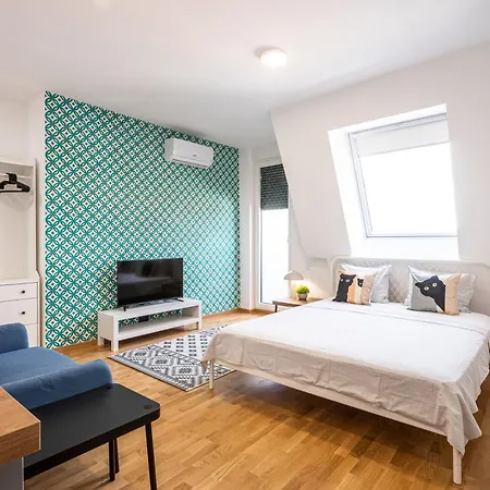 Modern Bright Studio-free Private Parking-fast Wi-fi *